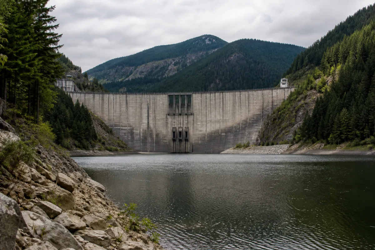 Barajul Vidra, baraj înalt de anrocamente care reține Lacul Vidra, văzut de pe mal